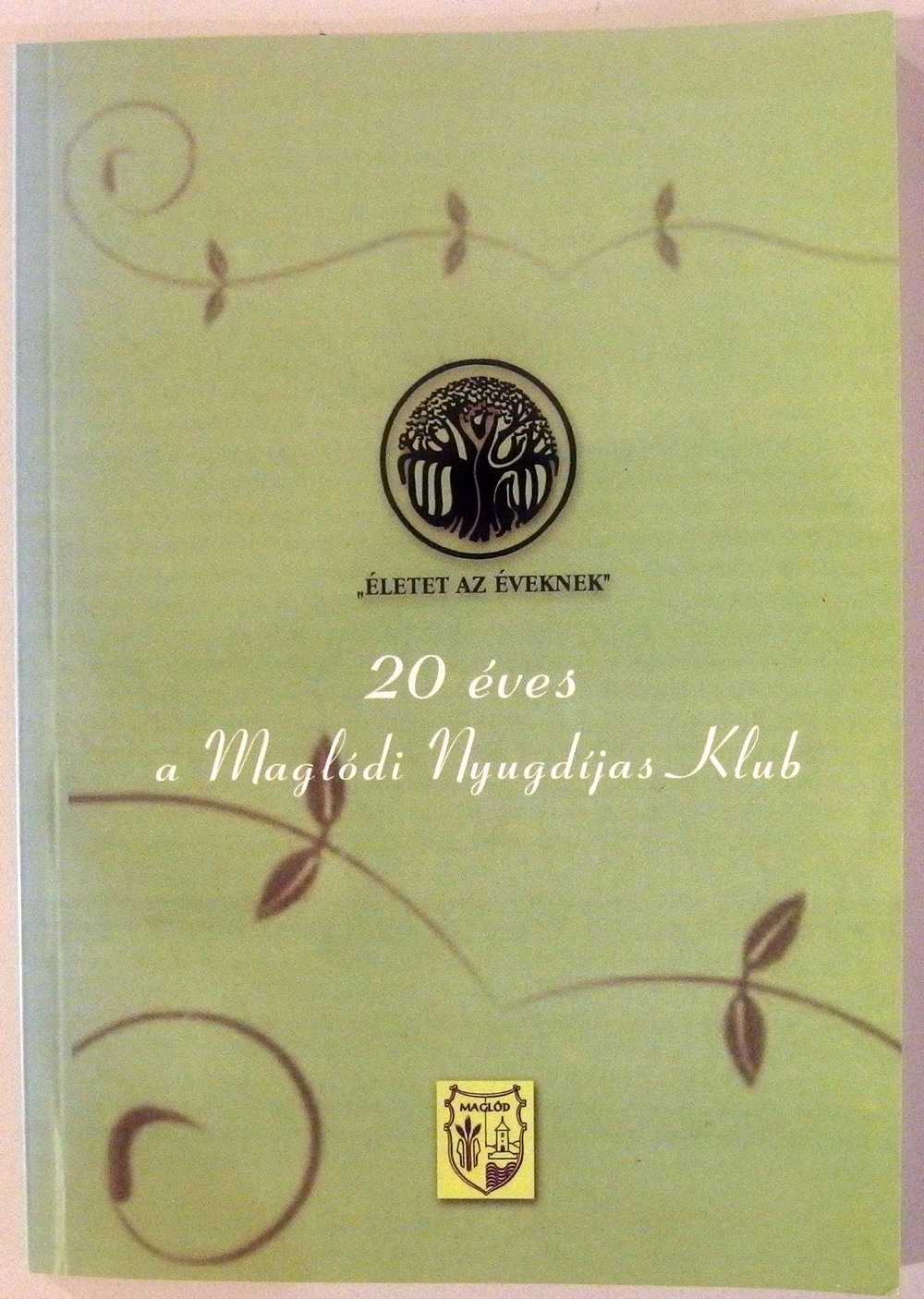 Márkus Sándorné: 20 éves a Maglódi Nyugdíjas Klub. Visszatekintés 20 év távlatából, 1985–2005. Az „Életet az éveknek” Alapítvány Kuratóriuma, Maglód, 2005.
