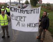 Körforgalmat! Életet a halál helyett feliratú molinót tart két aktivista.
