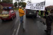 Civil kontroll egyesület feliratú molinót tart két aktivista.